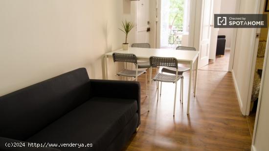 Habitación amueblada con balcón en piso compartido, Eixample - VALENCIA