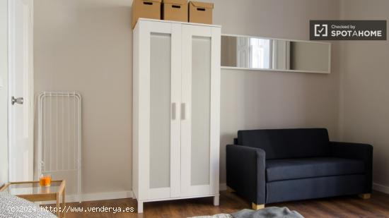 Habitación luminosa con ventana con vista a la calle en piso compartido, Eixample - VALENCIA