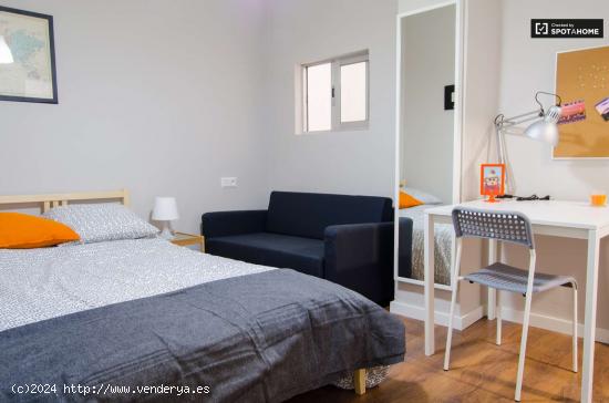  Habitación equipada con amplio espacio de almacenamiento en el apartamento compartido, Eixample - V 