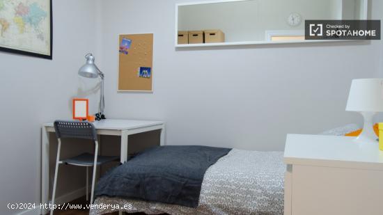 Relajante habitación con amplio espacio de almacenamiento en el apartamento compartido, Eixample - 