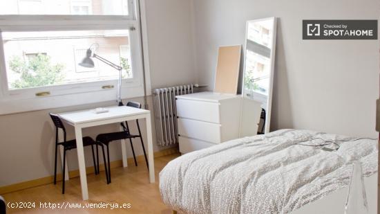 Habitación luminosa con ventana con vistas a la calle en el piso compartido, Extramurs - VALENCIA