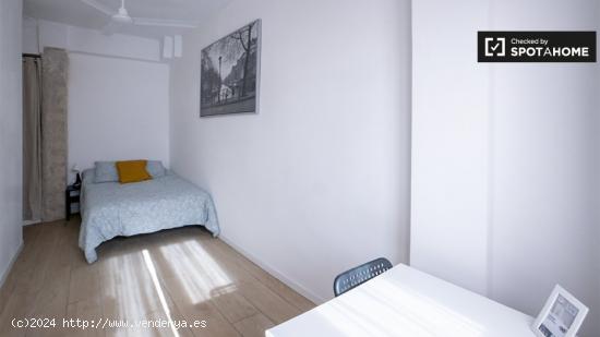 Se alquila habitación en piso de 6 habitaciones en Valencia - VALENCIA