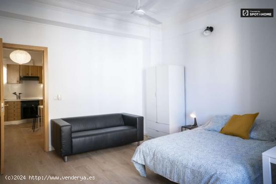  Se alquila habitación en piso de 6 habitaciones en Valencia - VALENCIA 