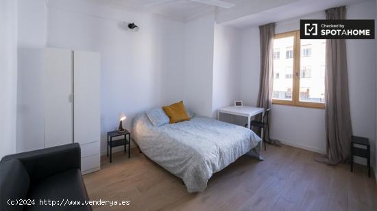 Se alquila habitación en piso de 6 habitaciones en Valencia - VALENCIA