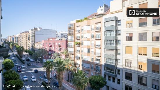 Se alquila habitación en piso de 6 habitaciones en Valencia - VALENCIA