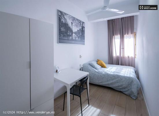  Se alquila habitación en piso de 6 habitaciones en Valencia - VALENCIA 