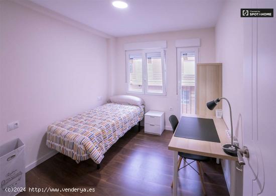  Se alquila habitación en piso de 3 dormitorios en Burjassot, Valencia - VALENCIA 