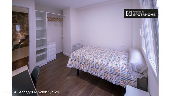 Se alquila habitación en piso de 3 dormitorios en Burjassot, Valencia - VALENCIA