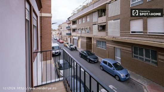 Se alquila habitación en piso de 3 dormitorios en Burjassot, Valencia - VALENCIA