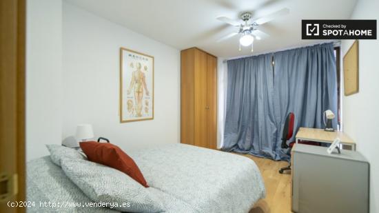 Se alquila habitación en piso de 5 dormitorios en Valencia - VALENCIA