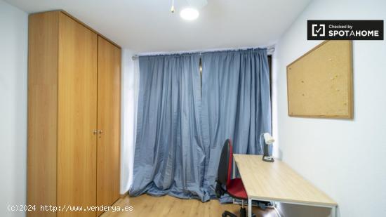 Se alquila habitación en piso de 5 dormitorios en Valencia - VALENCIA