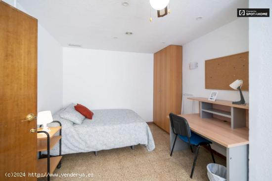  Se alquila habitación en piso de 5 dormitorios en Valencia - VALENCIA 