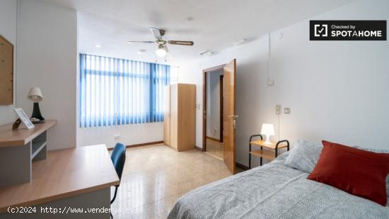 Se alquila habitación en piso de 5 dormitorios en Valencia - VALENCIA