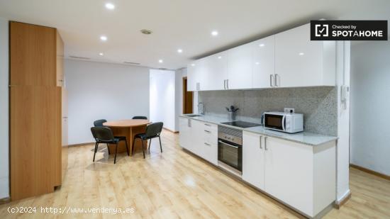 Se alquila habitación en piso de 5 dormitorios en Valencia - VALENCIA