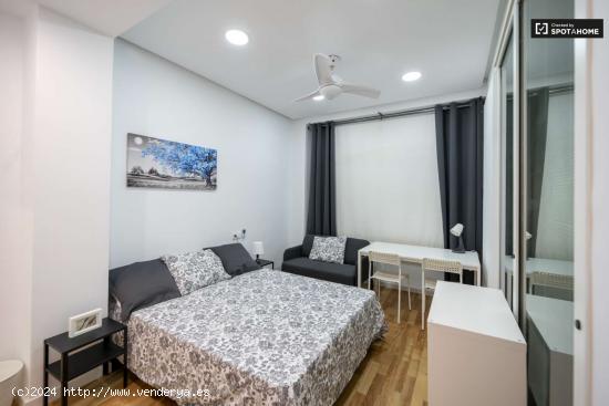  Se alquila habitación en piso de 6 habitaciones en Valencia - VALENCIA 