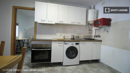 ¡Piso completo de 2 dormitorios con amplio patio en Peñagrande, Madrid! - MADRID