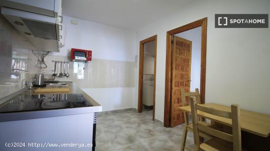 ¡Piso completo de 2 dormitorios con amplio patio en Peñagrande, Madrid! - MADRID