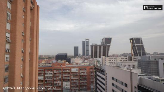  Se alquila habitación en piso de 7 habitaciones en Chamartín, Madrid - MADRID 