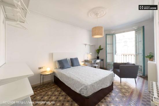  Se alquila habitación en piso de 7 habitaciones en Barcelona - BARCELONA 