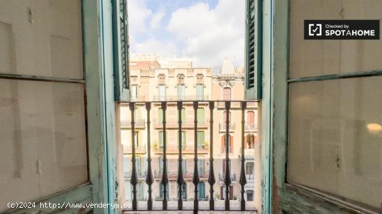 Se alquila habitación en piso de 7 habitaciones en Barcelona - BARCELONA