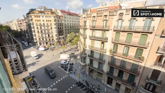 Se alquila habitación en piso de 7 habitaciones en Barcelona - BARCELONA