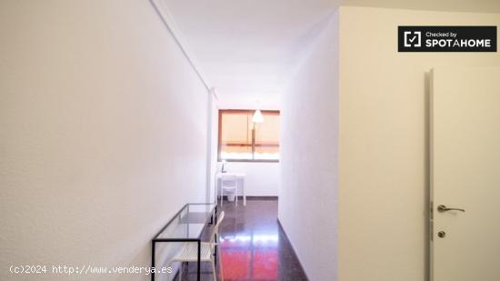 ¡Habitaciones en alquiler en piso de 6 dormitorios en Valencia! - VALENCIA