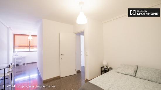 ¡Habitaciones en alquiler en piso de 6 dormitorios en Valencia! - VALENCIA