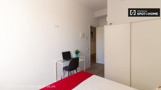 Alquiler de habitaciones en piso de 7 habitaciones en Gràcia Barcelona - BARCELONA