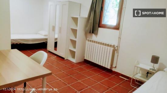 Cama en alquiler en habitación compartida en Bellaterra, Barcelona - BARCELONA