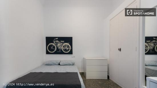 Se alquila habitación en piso de 5 dormitorios en Valencia - VALENCIA