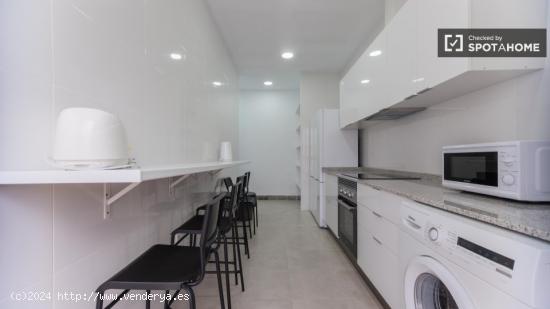 Se alquila habitación en piso de 5 dormitorios en Valencia - VALENCIA