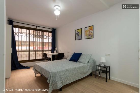 ¡Se alquilan habitaciones en un apartamento de 5 habitaciones en Valencia! - VALENCIA