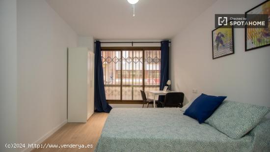 ¡Se alquilan habitaciones en un apartamento de 5 habitaciones en Valencia! - VALENCIA