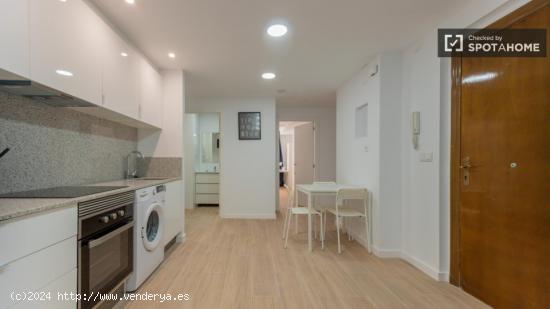 ¡Se alquilan habitaciones en un apartamento de 5 habitaciones en Valencia! - VALENCIA