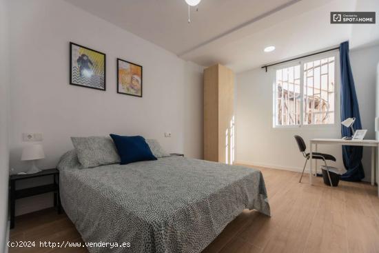 ¡Se alquilan habitaciones en un apartamento de 5 habitaciones en Valencia! - VALENCIA