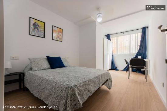 ¡Se alquilan habitaciones en un apartamento de 5 habitaciones en Valencia! - VALENCIA