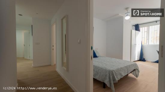 ¡Se alquilan habitaciones en un apartamento de 5 habitaciones en Valencia! - VALENCIA