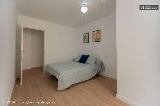  ¡Se alquilan habitaciones en un apartamento de 5 habitaciones en Valencia! - VALENCIA 