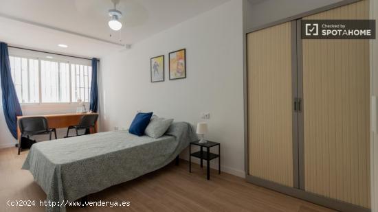 ¡Se alquilan habitaciones en un apartamento de 5 habitaciones en Valencia! - VALENCIA