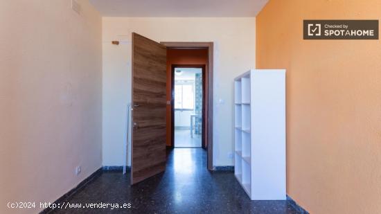 Se alquila habitación en piso compartido en Valencia - VALENCIA