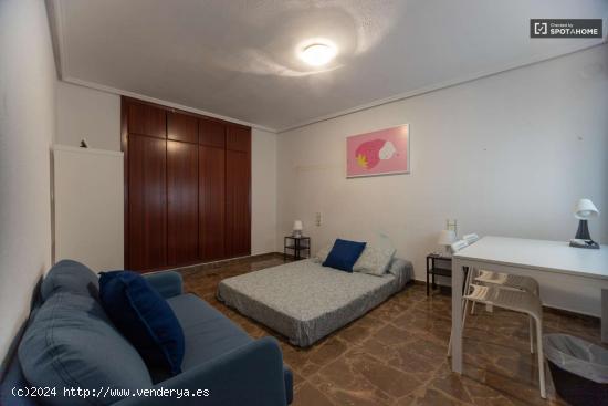  Se alquilan habitaciones en un apartamento de 4 dormitorios en Ciutat Vella - VALENCIA 