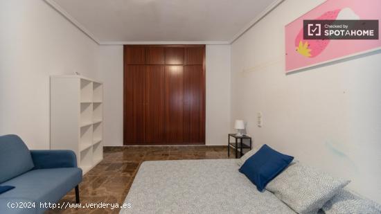 Se alquilan habitaciones en un apartamento de 4 dormitorios en Ciutat Vella - VALENCIA