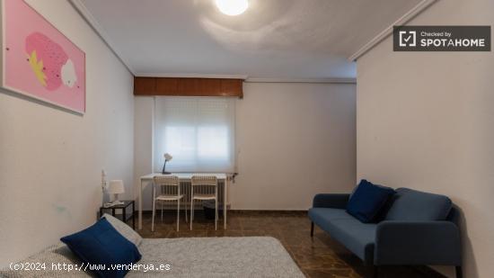 Se alquilan habitaciones en un apartamento de 4 dormitorios en Ciutat Vella - VALENCIA