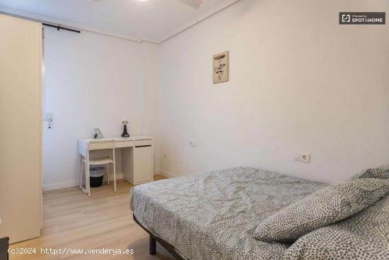  Se alquila habitación en piso de 5 dormitorios en Valencia - VALENCIA 