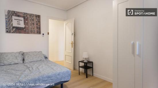 Se alquila habitación en piso de 5 dormitorios en Valencia - VALENCIA