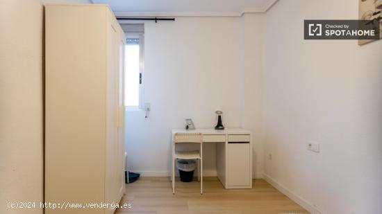 Se alquila habitación en piso de 5 dormitorios en Valencia - VALENCIA