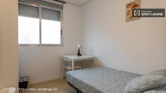 Se alquila habitación en piso de 5 dormitorios en Valencia - VALENCIA