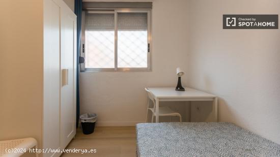 Se alquila habitación en piso de 5 dormitorios en Valencia - VALENCIA