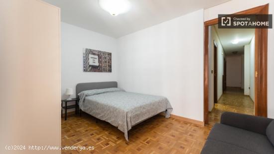 Se alquila habitación en piso de 6 habitaciones en Valencia - VALENCIA