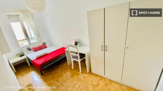 Habitación en apartamento compartido de 5 dormitorios situado cerca de Moncloa, Madrid - MADRID